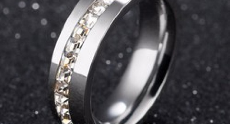 titan đính kim cương